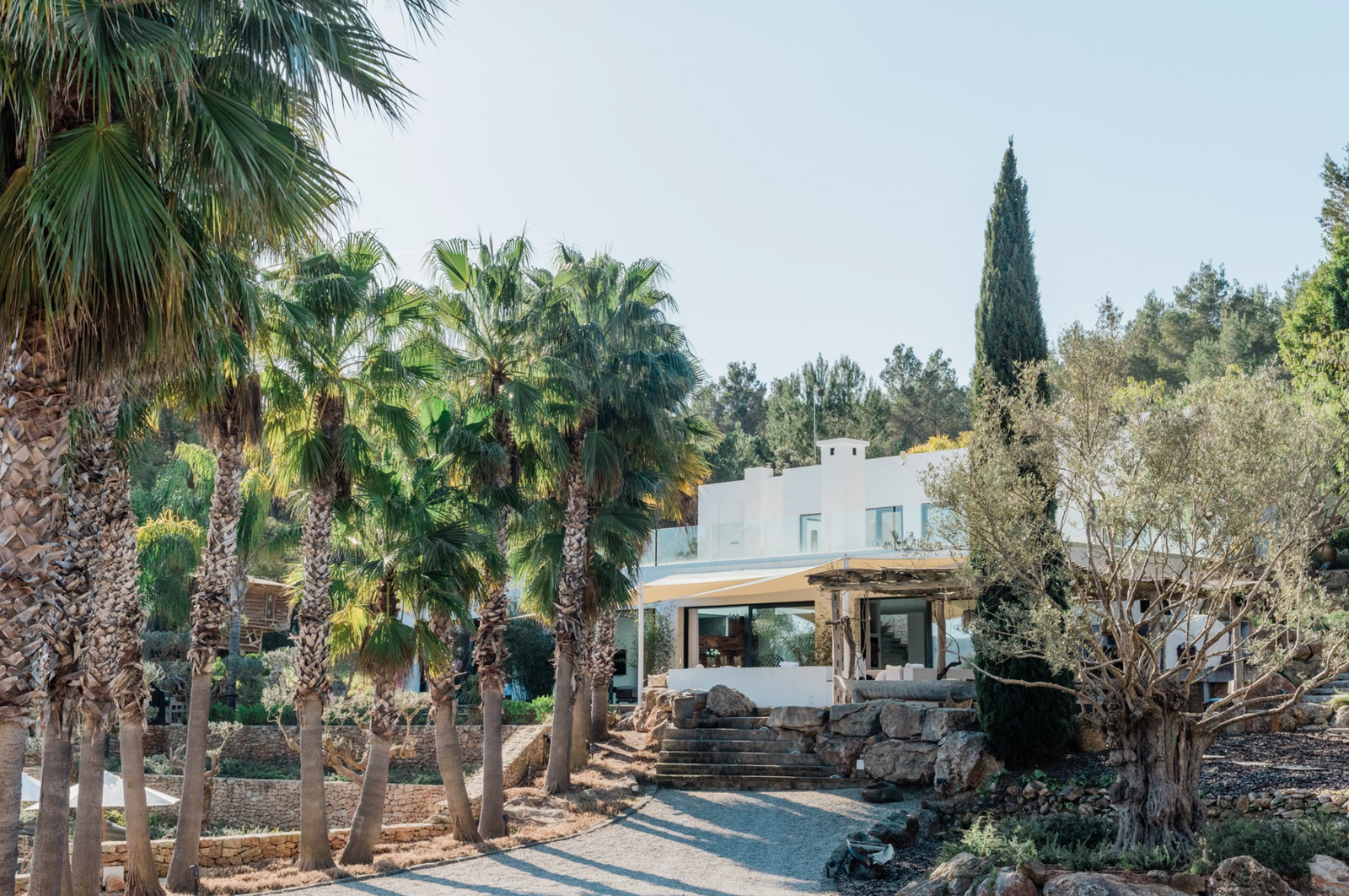 exclusiva villa en Ibiza, con piscina privada, pista de tenis, cine y máxima privacidad