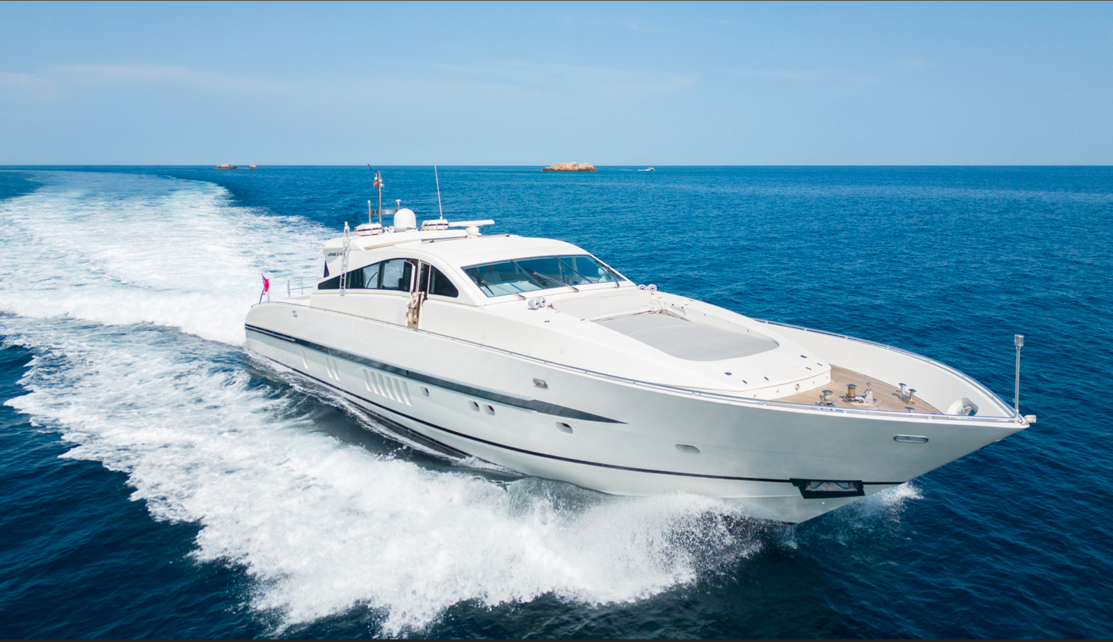 Yate BYRON Leopard 27 en Ibiza: exclusivo, 27m, 12 personas, 4 cabinas.