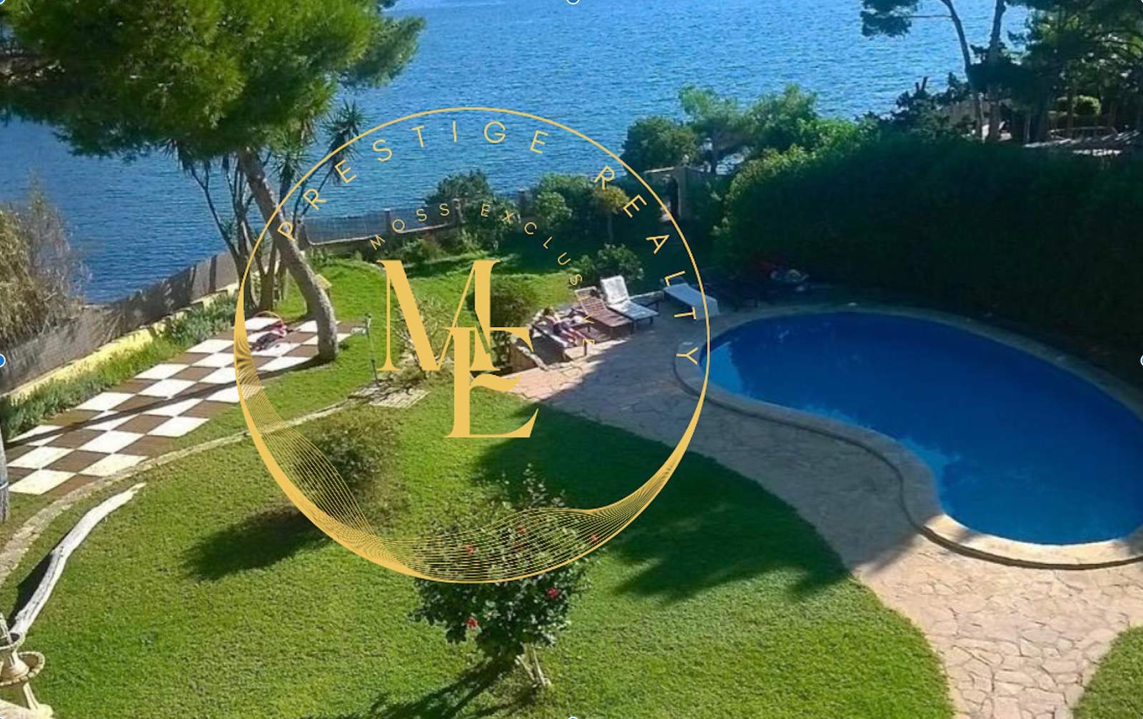 Villa de Lujo en primera línea de mar