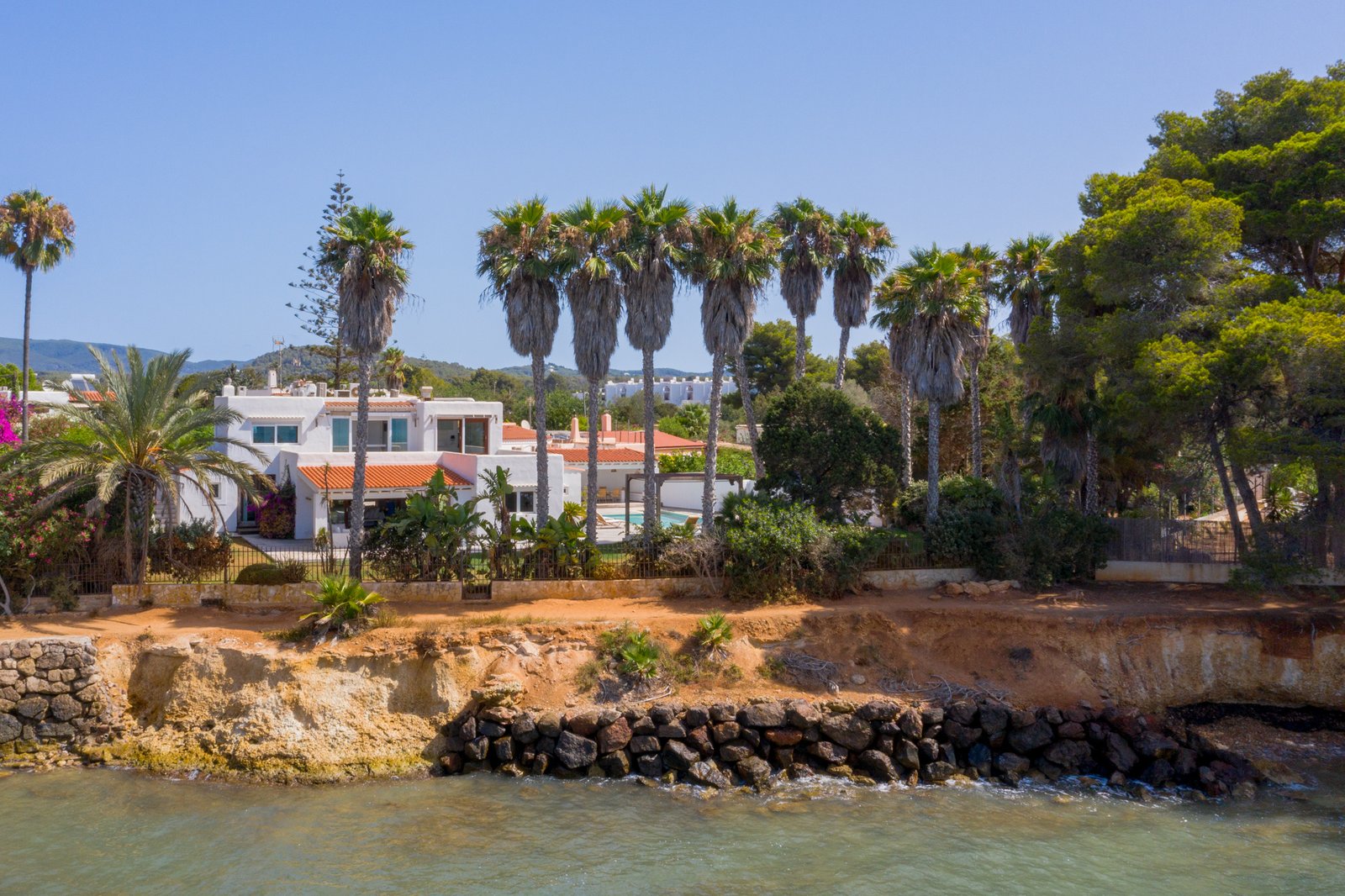 Villa exclusiva en primera línea de mar en Santa Eulalia del Río con acceso directo a la playa y vistas a Formentera