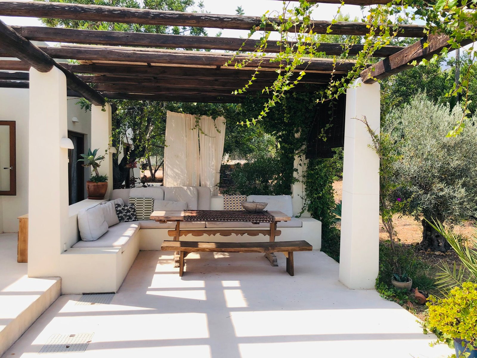 This charming family finca blends tranquility, comfort, and nature. The main house offers four bedrooms (two en suite) and a spacious open-plan living area with a high 3.75 m ceiling, large windows, and sliding doors that let in abundant natural light, creating a bright and warm atmosphere. Renovated with refined taste and great attention to detail, the home features underfloor heating with a heat pump, elegant oak flooring, and iroko wood carpentry that adds a natural, authentic touch. From the kitchen, step out to a covered terrace ideal for long dinners and relaxed evenings by the pool, overlooking the green Morna hills. Perfect for families — a safe and comfortable environment for children. The independent guest apartment downstairs includes two bedrooms, a living area with an open kitchen, and a private bathroom — perfect for friends and family. Outdoor Area The large 15,550 m2 plot is filled with carob trees and offers many possibilities: your own vegetable garden, space for horses, or simply enjoying the privacy and peaceful surroundings. A small ruin with a private water well could be converted into a second charming guest casita. Highlights • Sea views from the rooftop • Solar panels on the roof • Mains electricity (Endesa) • Private water supply