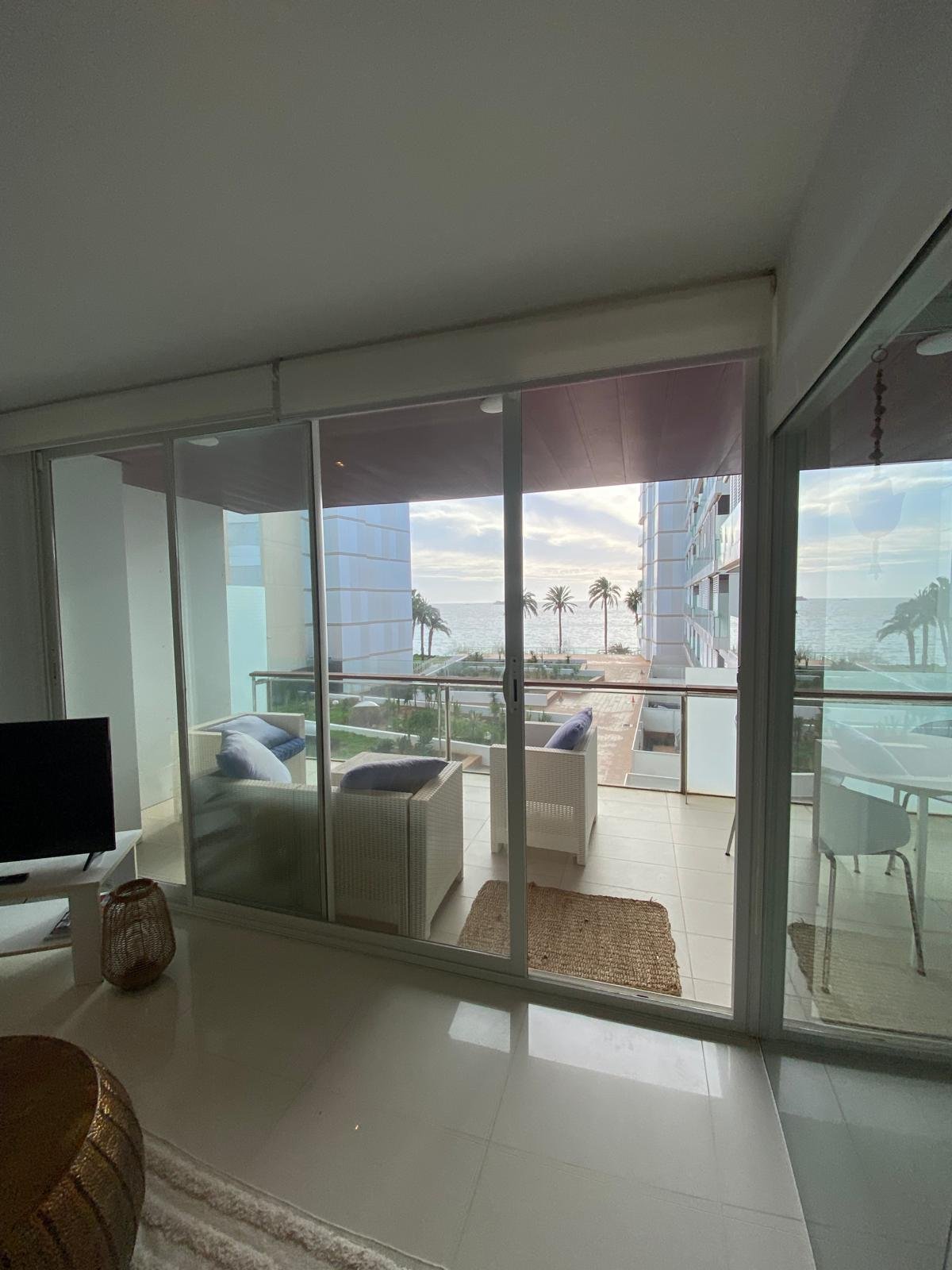Apartamento en venta en Ibiza frente al mar con acceso directo a la playa